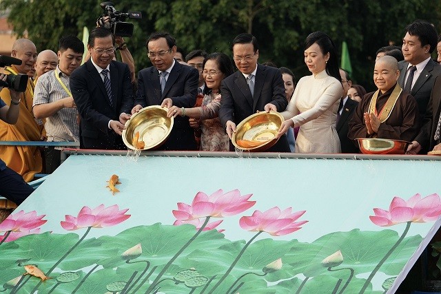 Xuân Quê hương 2024: Chủ tịch nước Võ Văn Thưởng cùng đoàn kiều bào thực hiện nghi thức thả cá chép tại Bến Nhà Rồng