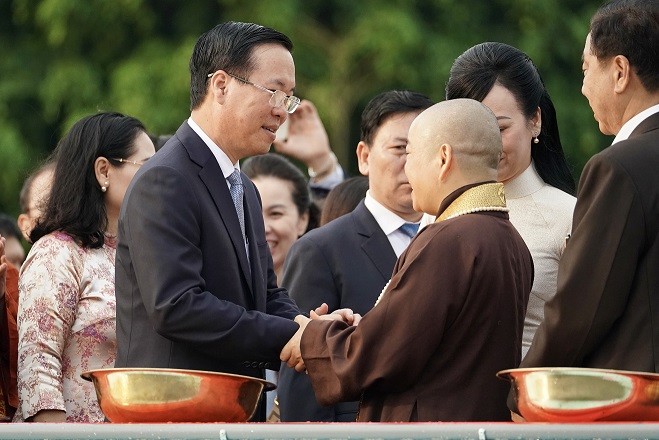 Xuân Quê hương 2024: Chủ tịch nước Võ Văn Thưởng cùng đoàn kiều bào thực hiện nghi thức thả cá chép tại Bến Nhà Rồng