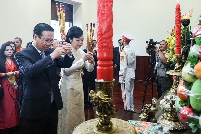 Xuân Quê hương 2024: Chủ tịch nước Võ Văn Thưởng cùng đoàn kiều bào thực hiện nghi thức thả cá chép tại Bến Nhà Rồng