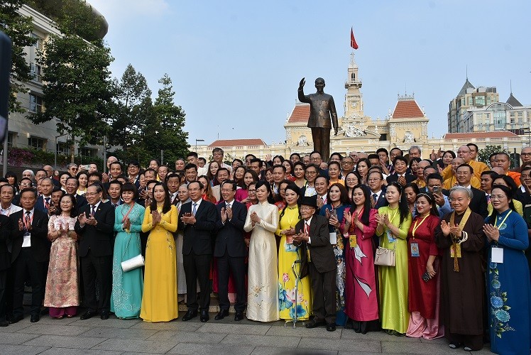 Xuân Quê hương 2024: Chủ tịch nước Võ Văn Thưởng cùng đoàn kiều bào đã thực hiện nghi thức thả cá chép 'tiễn ông Công, ông Táo'