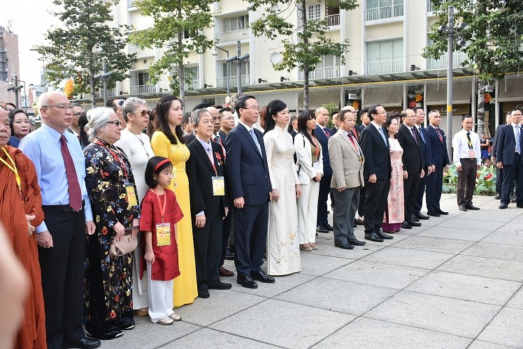 Xuân Quê hương 2024: Chủ tịch nước Võ Văn Thưởng cùng đoàn kiều bào đã thực hiện nghi thức thả cá chép 'tiễn ông Công, ông Táo'