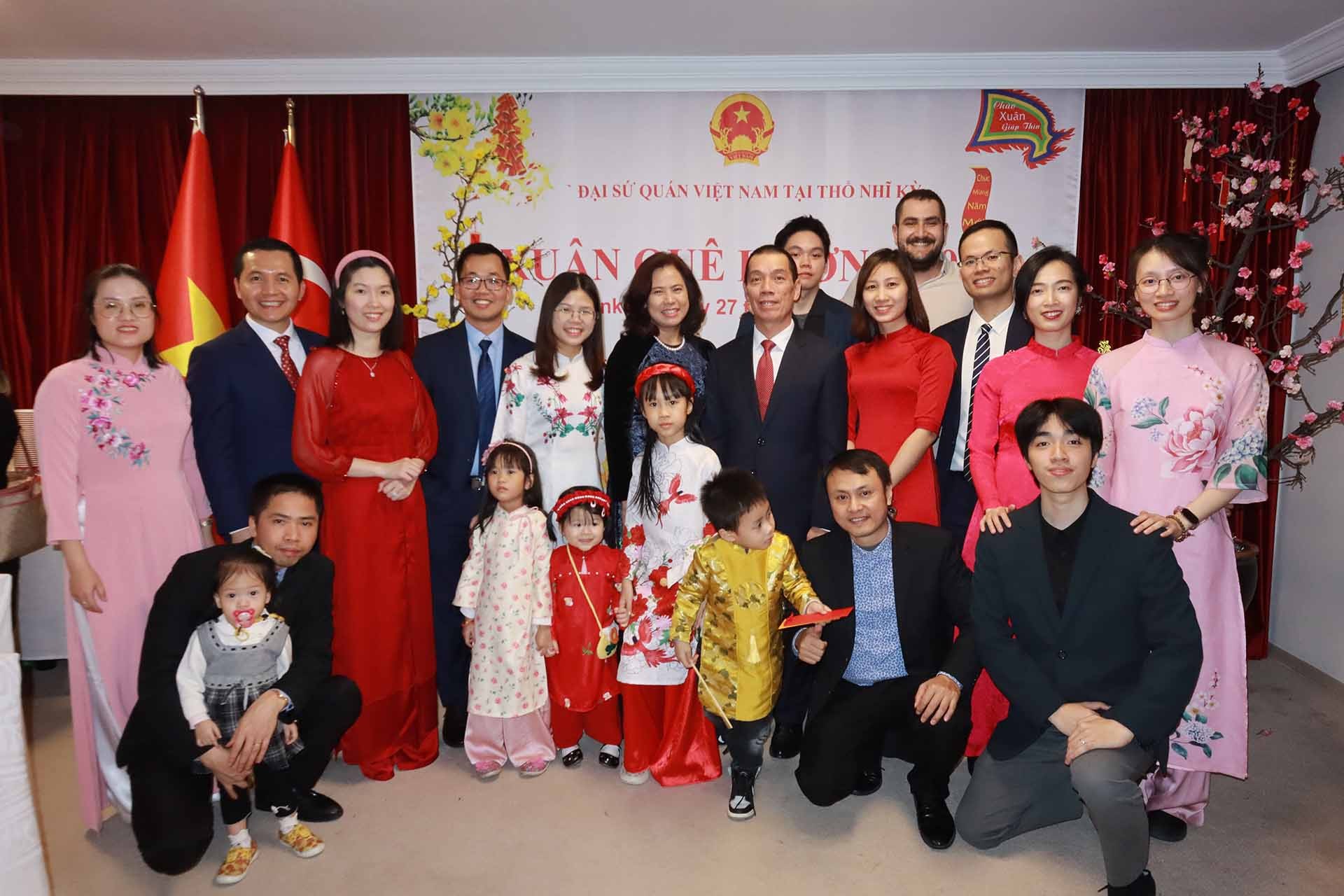 Đại sứ Đỗ Sơn Hải và cán bộ nhân viên Đại sứ quán cùng gia đình chụp ảnh kỷ niệm.