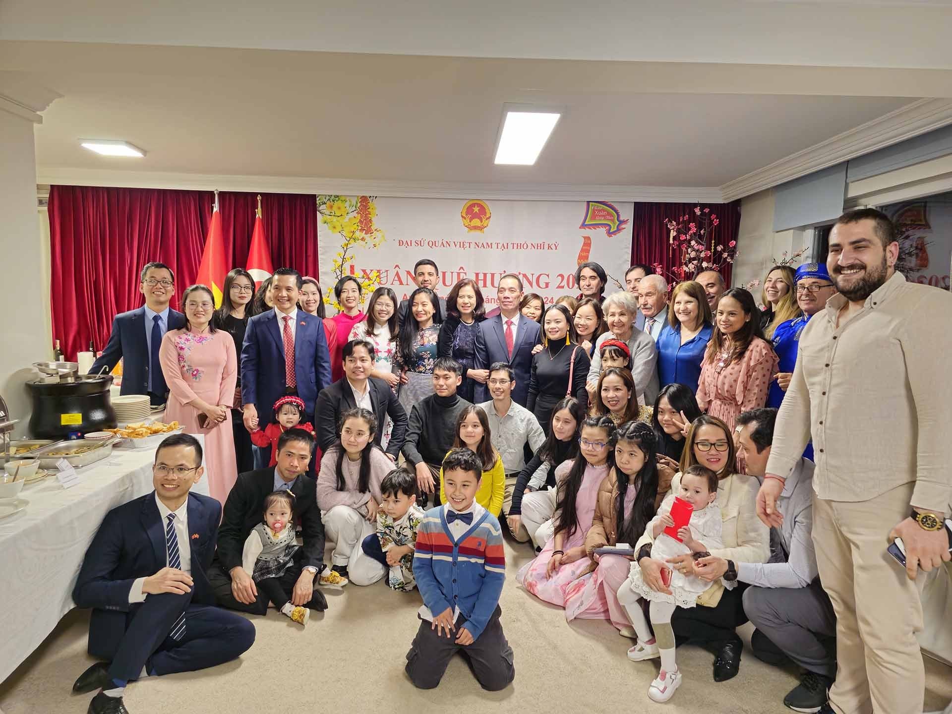 Đại sứ Đỗ Sơn Hải chụp ảnh cùng các bà con cộng đồng Việt Nam.
