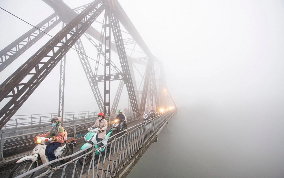 Sương mù dày đặc ở cầu Long Biên, lúc 7h, ngày 2/2. (Ảnh: Mạnh Quân)