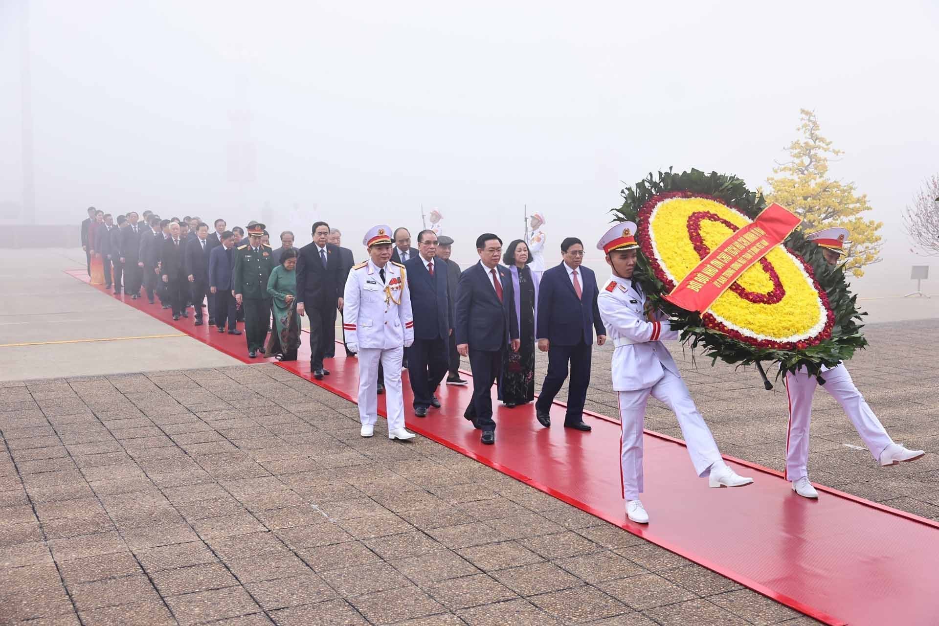 Các đồng chí lãnh đạo, nguyên lãnh đạo Đảng, Nhà nước đặt vòng hoa và vào Lăng viếng Chủ tịch Hồ Chí Minh. (Nguồn: TTXVN)