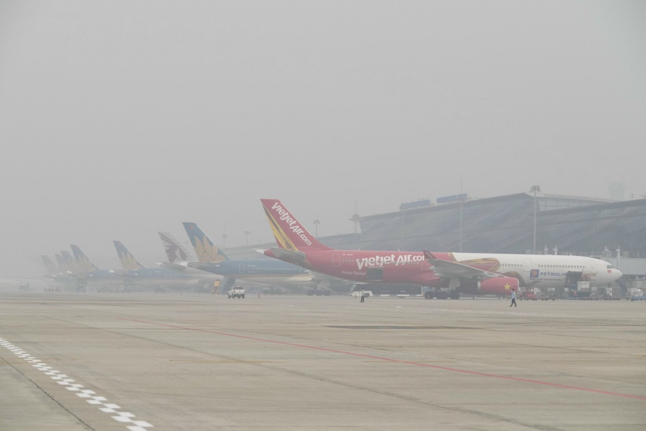 Sương mù dày đặc, hàng loạt chuyến bay không cất, hạ cánh được tại sân bay Nội Bài
