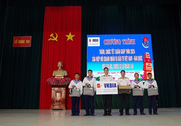 Chương trình 'Tết với biển đảo quê hương' đến với cán bộ, chiến sĩ Vùng 4 Hải quân