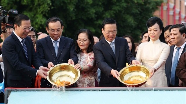 President Vo Van Thuong joins OVs in traditional carp release ritual in Ho Chi Minh City