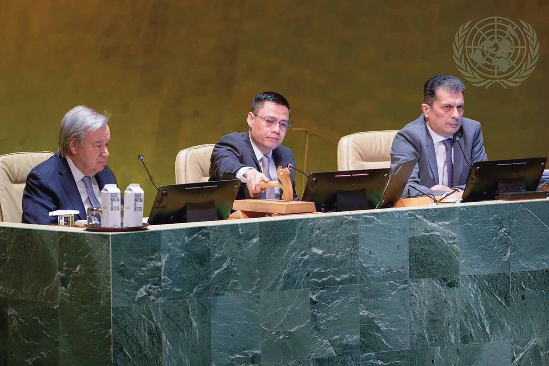 Đại sứ Đặng Hoàng Giang (giữa), Phó chủ tịch Đại hội đồng Liên hợp quốc khóa 77, Trưởng phái đoàn đại diện thường trực Việt Nam tại Liên hợp quốc, chủ trì một phiên họp của Đại hội đồng Liên hợp quốc.