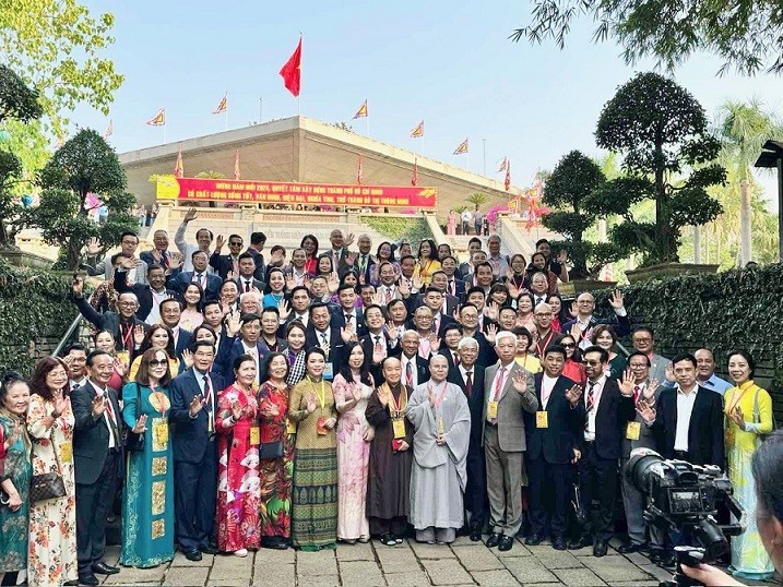 Overseas Vietnamese celebrate "Xuan Que huong 2024", enjoying  Lunar New Year Tet atmosphere