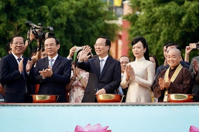 President Vo Van Thuong joins OVs in traditional carp release ritual in Ho Chi Minh City