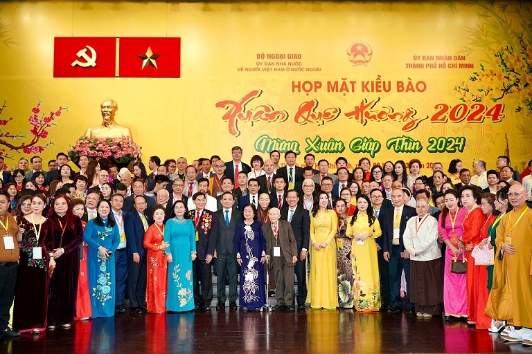 Overseas Vietnamese keeps close bonds with Fatherland