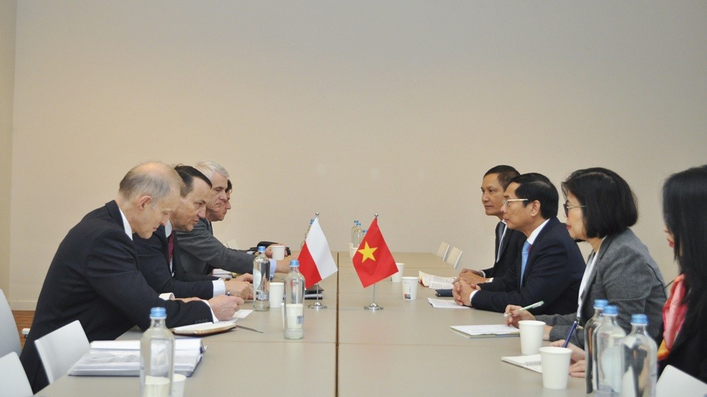 FM Bui Thanh Son meets EU High Representative Josep Borrell, European Ministers in Brussels