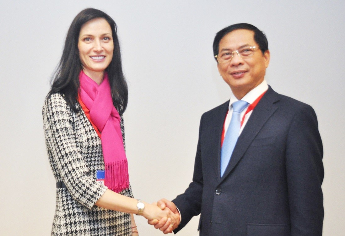 FM Bui Thanh Son meets EU High Representative Josep Borrell, European Ministers in Brussels