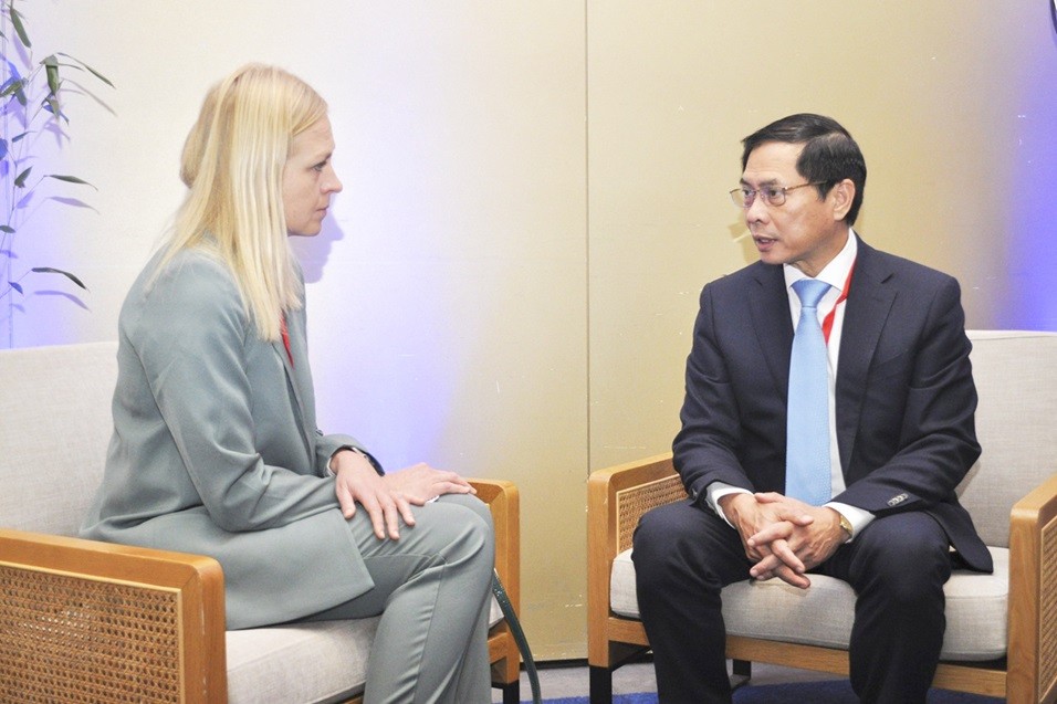 FM Bui Thanh Son meets EU High Representative Josep Borrell, European Ministers in Brussels