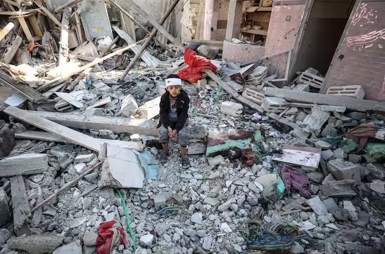 Dải Gaza: Khoảng 30% cơ sở hạ tầng bị ảnh hưởng, ít nhất 17.000 trẻ em đang bơ vơ. (Washington Post)