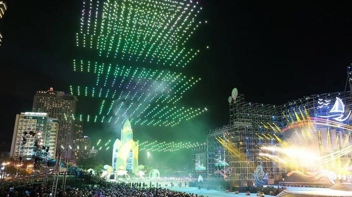 Lễ hội ánh sáng được trình diễn bằng thiết bị bay không người lái trong đêm giao thừa tại Hà Nội