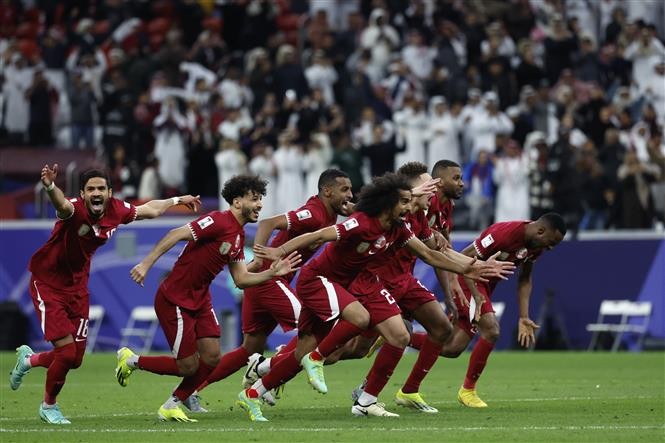 Các cầu thủ Qatar mừng chiến thắng trước Uzbekistan. (Nguồn: AFP)