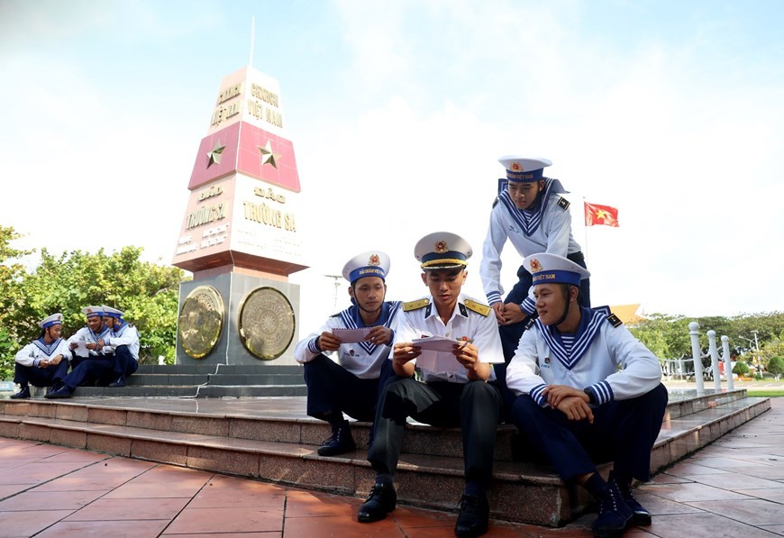 Letters carry love from mainland to soldiers in Truong Sa