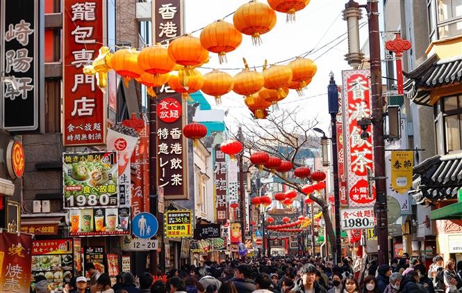 Khu Phố người Hoa tại thành phố Yokohama, tỉnh Kanagawa (Nhật Bản) được trang hoàng lộng lẫy đón Tết Nguyên đán. Ảnh: Xuân Giao - PV TTXVN tại Nhật Bản