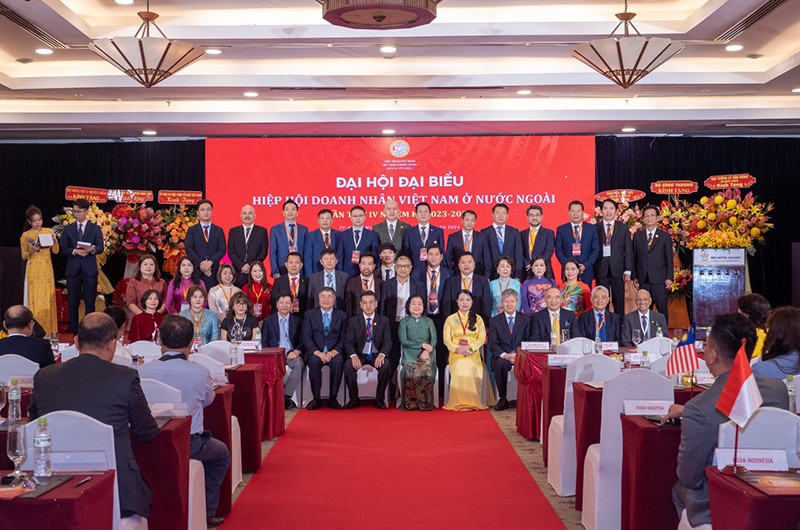 Ban chấp hành BAOOV nhiệm kỳ 2023-2028 chụp ảnh với các đại biểu lãnh đạo cấp cao Đảng, Nhà nước, Bộ Ngoại giao và thành phố HCM