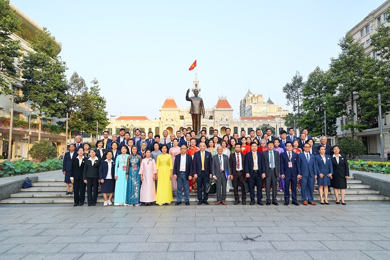 Đoàn đại biểu tham dự Đại hội đại biểu BAOOV nhiệm kỳ 2023-2028 và lãnh đạo UBNVNONN dâng hoa tại Tượng đài Hồ Chí Minh