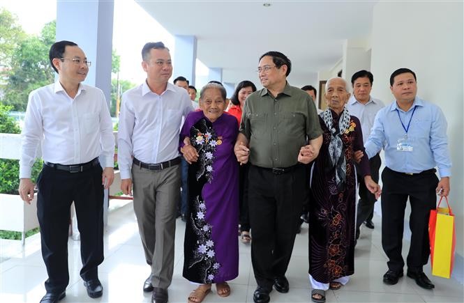 Thủ tướng Phạm Minh Chính với các Mẹ Việt Nam Anh hùng tham dự chương trình. (Nguồn: TTXVN)