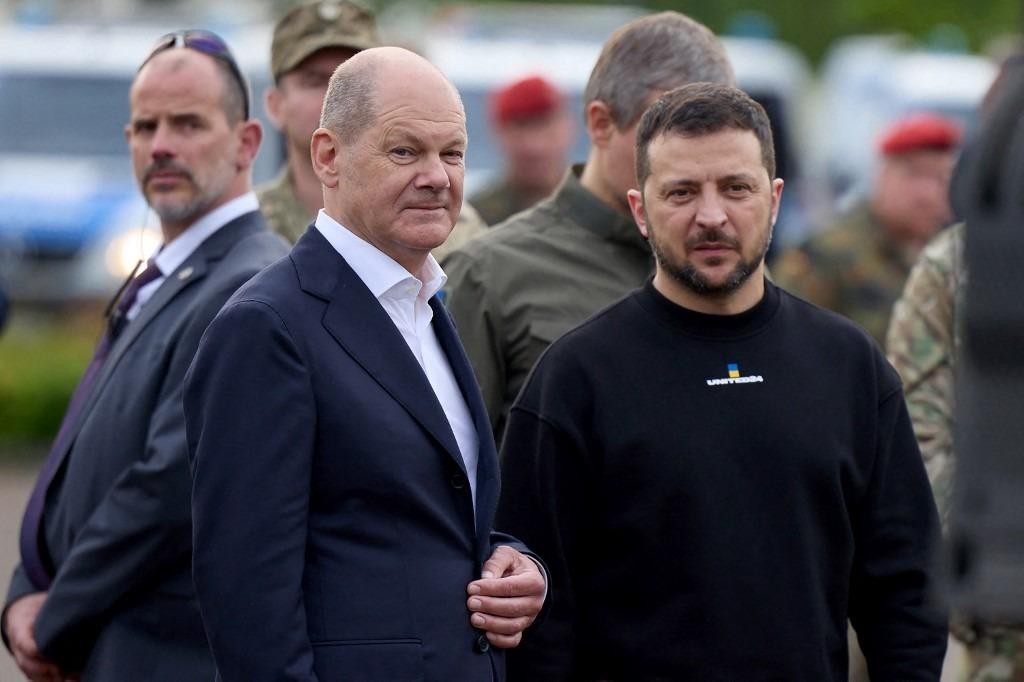 Thủ tướng Đức Olaf Scholz (giữa) và Tổng thống Ukraine Volodymyr Zelensky (phải) đến thăm một căn cứ quân sự ở Aachen, miền Tây nước Đức, nơi các quân nhân Ukraine đang được huấn luyện. (Nguồn: AFP)