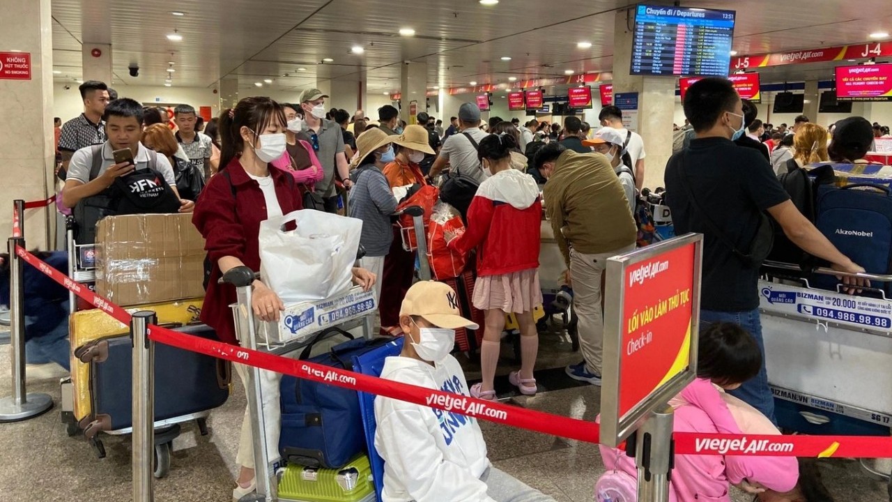 Nhu cầu đi lại tăng cao trước kỳ nghỉ Tết, sân bay Tân Sơn Nhất ‘vỡ trận’ dù lượng khách chưa đạt đỉnh