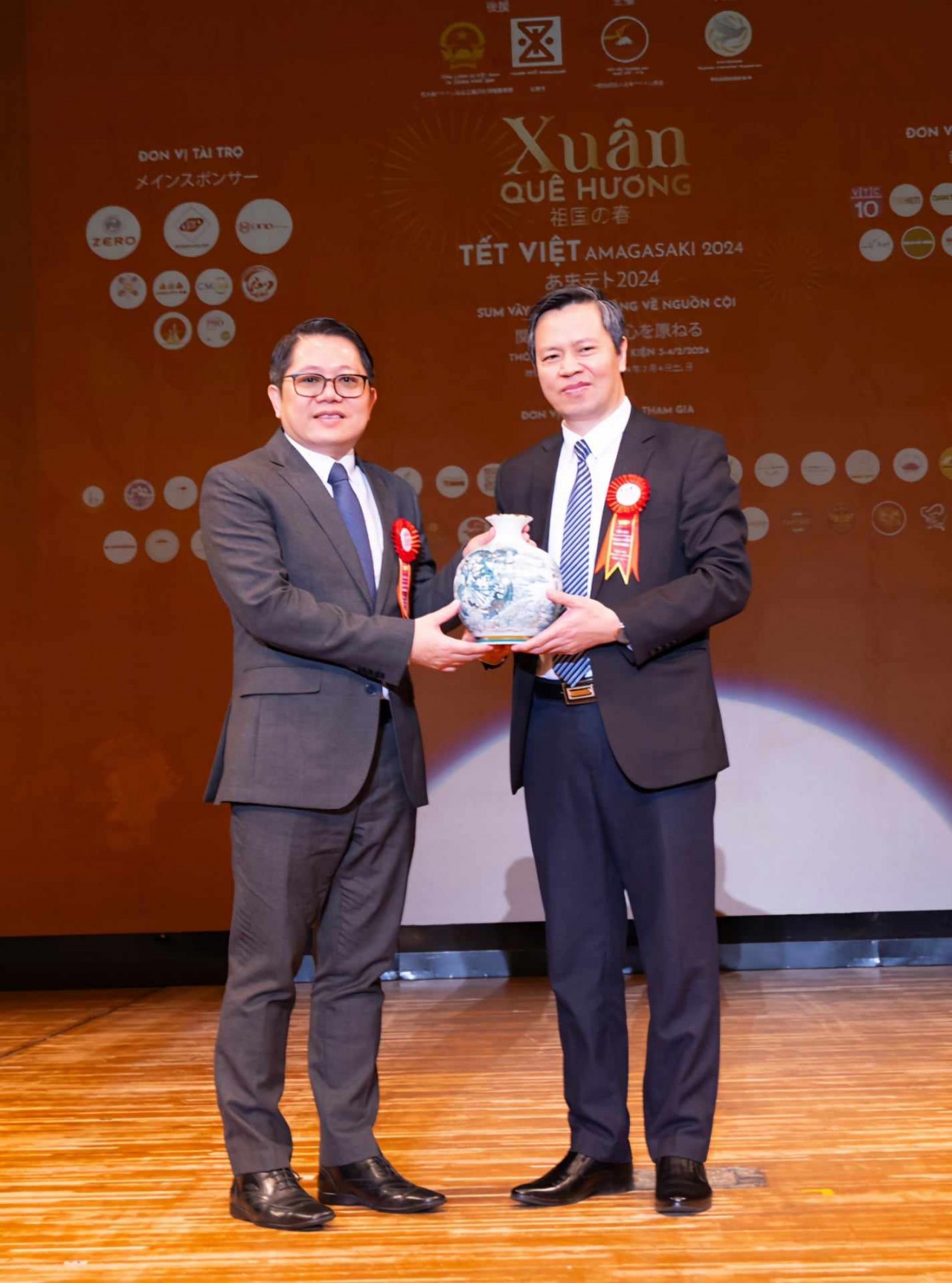 Giám đốc Sở Ngoại vụ Dư Văn Quảng tặng quà lưu niệm và cảm ơn Tổng Lãnh sự quán Việt Nam tại Osaka đã bảo trợ tổ chức Tết Việt Amagasaki 2024. (Ảnh: An Trung)