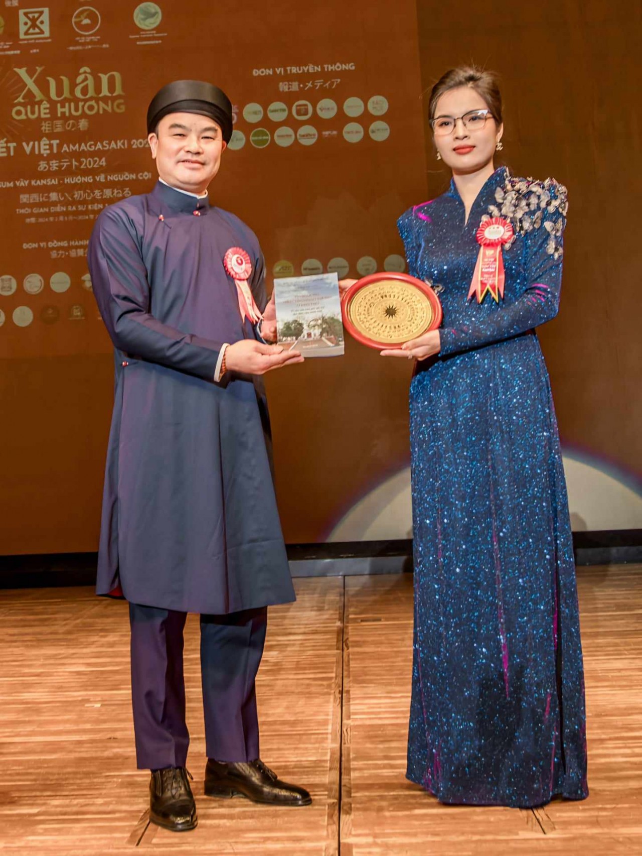 Giám đốc Khu di tích lịch sử Đền Hùng Lê Trường Giang tặng Ban tổ chức Tết Việt Amagasaki biểu tượng trống đồng đất Tổ. (Ảnh: An Trung)