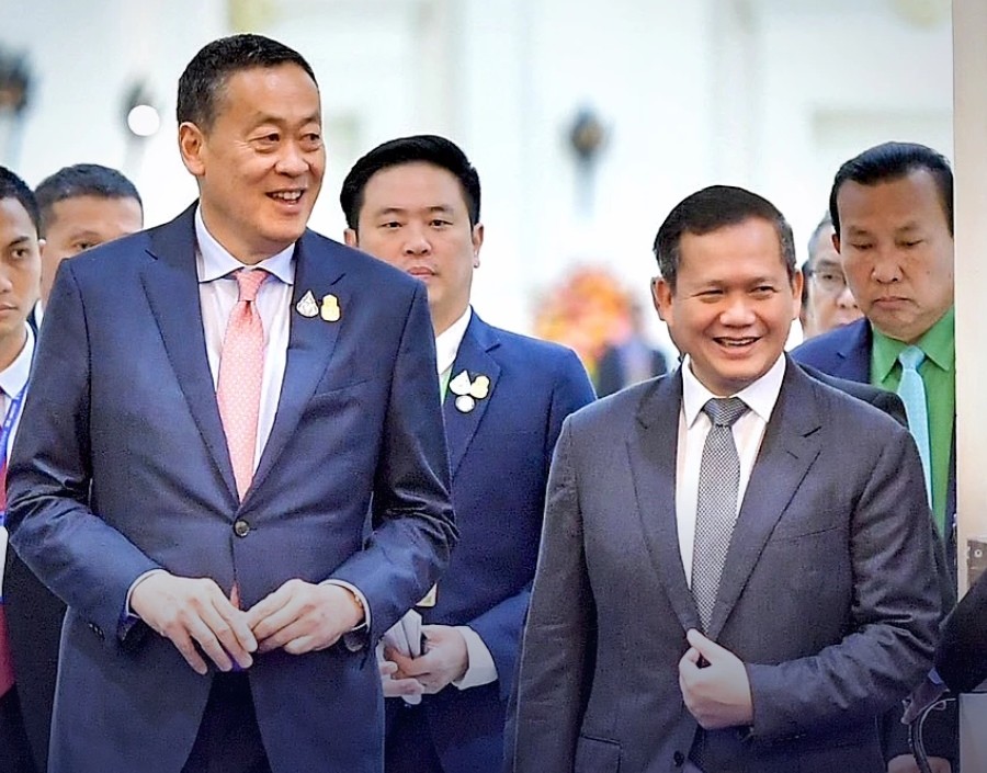 Thủ tướng Campuchia Hun Manet đón người đồng cấp Thái Lan Srettha Thavisin trong chuyến thăm chính thức Phnom Penh ngày 28/9/2023. (Nguồn: AFP)