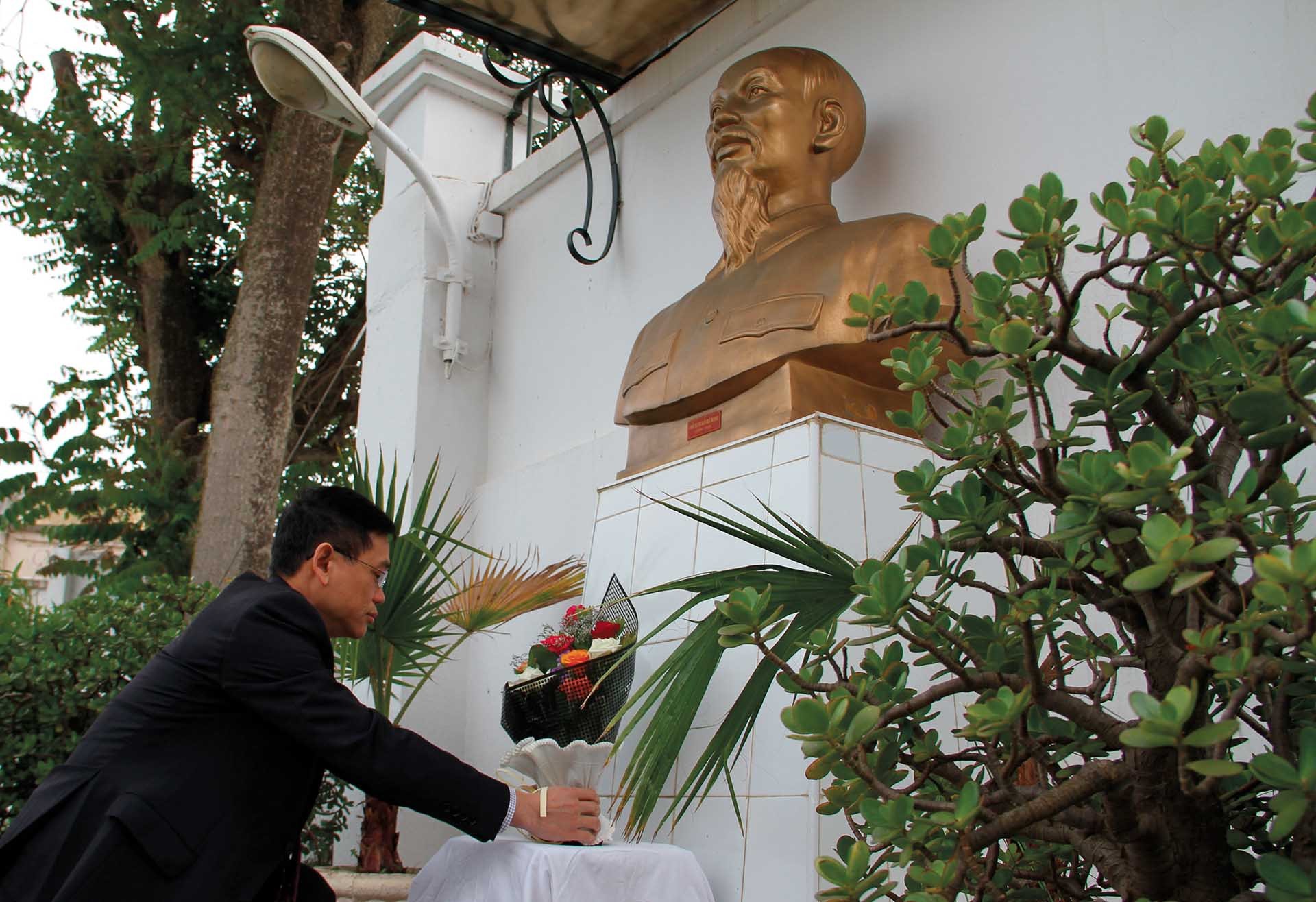 Đại sứ Trần Quốc Khánh dâng hoa bên tượng Bác trong khuôn viên Đại sứ quán.