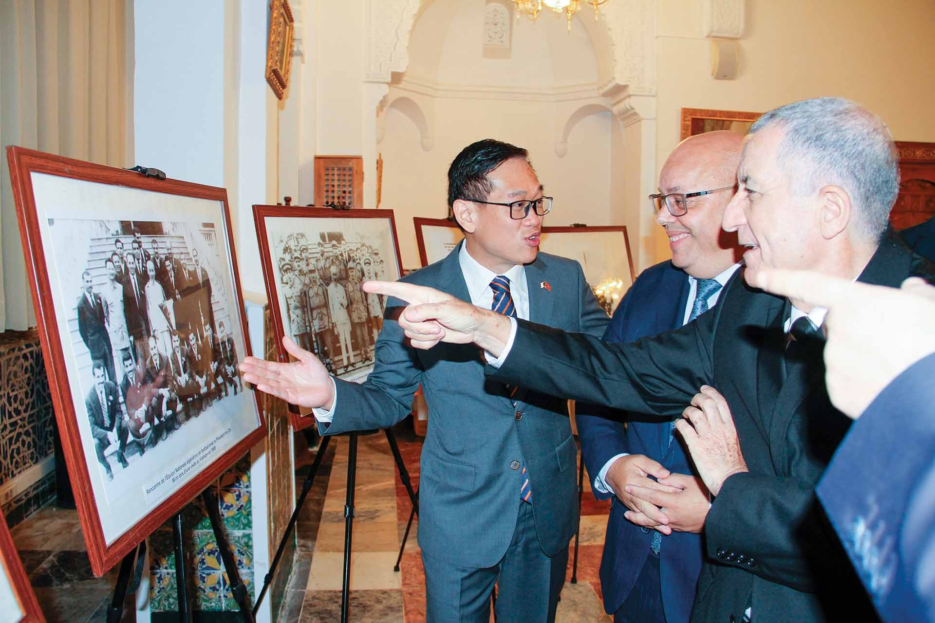 Đại sứ Trần Quốc Khánh giới thiệu với bạn bè sở tại Triển lãm ảnh về Chủ tịch Hồ Chí Minh và quan hệ Việt Nam - Algeria nhân dịp kỷ niệm  Quốc khánh Việt Nam năm 2023. (Nguồn: TTXVN)