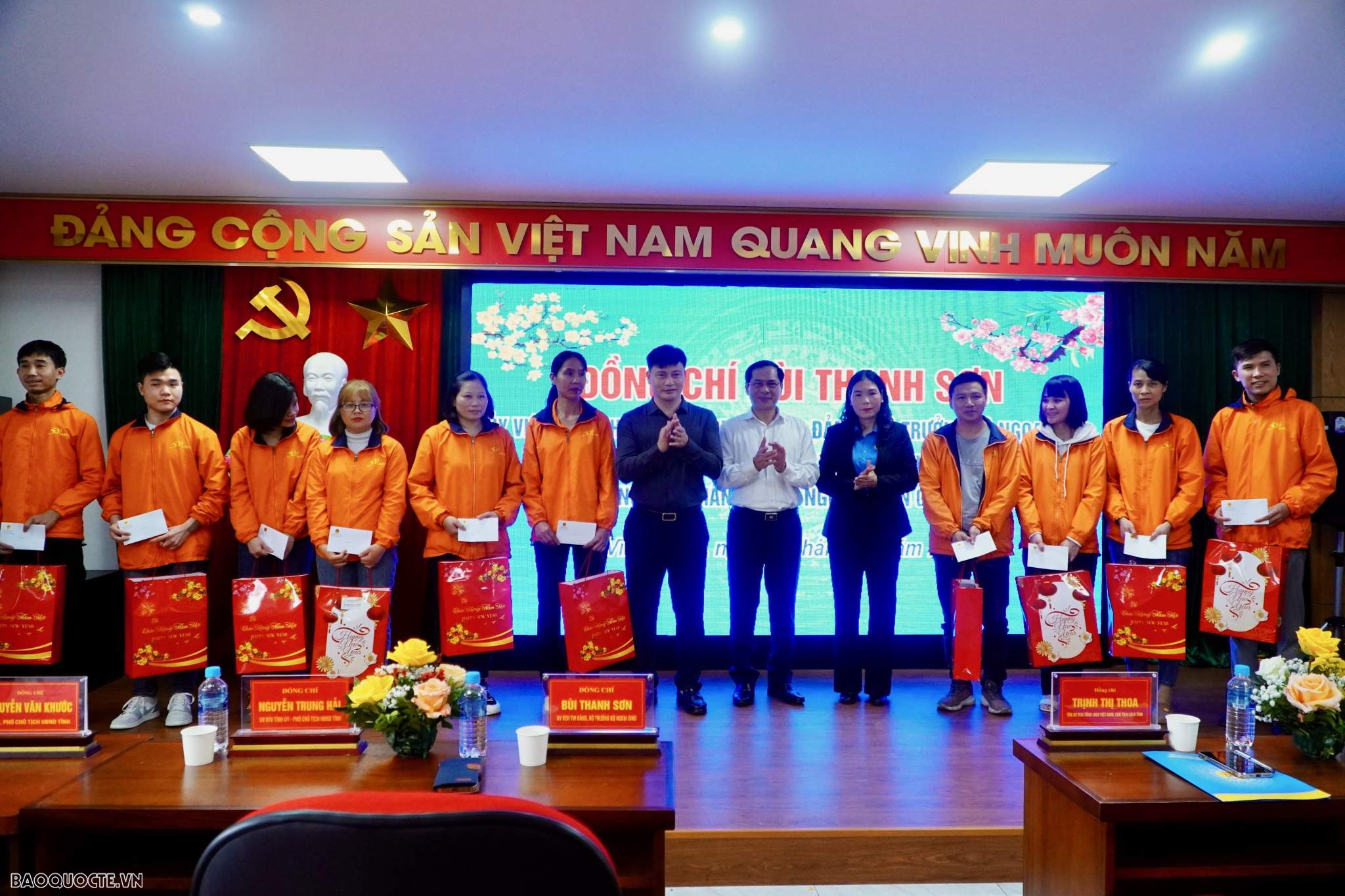 Bộ trưởng Ngoại giao Bùi Thanh Sơn thăm, tặng quà Tết tại tỉnh Vĩnh Phúc