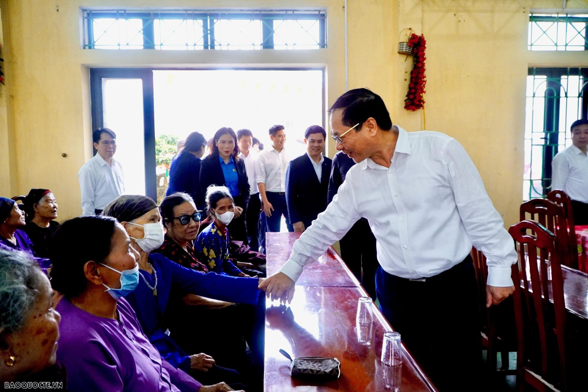 Bộ trưởng Ngoại giao Bùi Thanh Sơn thăm, tặng quà Tết tại tỉnh Vĩnh Phúc