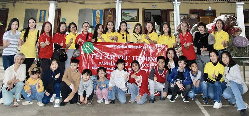 Doanh nhân Nguyễn Thu Hồng cùng chị em trong tổ chức HWLN Miền Bắc 1 mang “Xuân yêu thương” đến với trẻ em kém may mắn tại Chùa Thiên Hương.