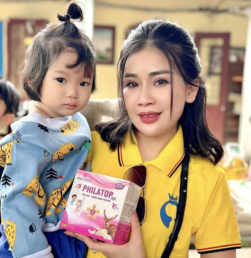 CEO Nguyễn Thu Hồng trao quà cho những em nhỏ kém may mắn tại Chùa Thiên Hương.