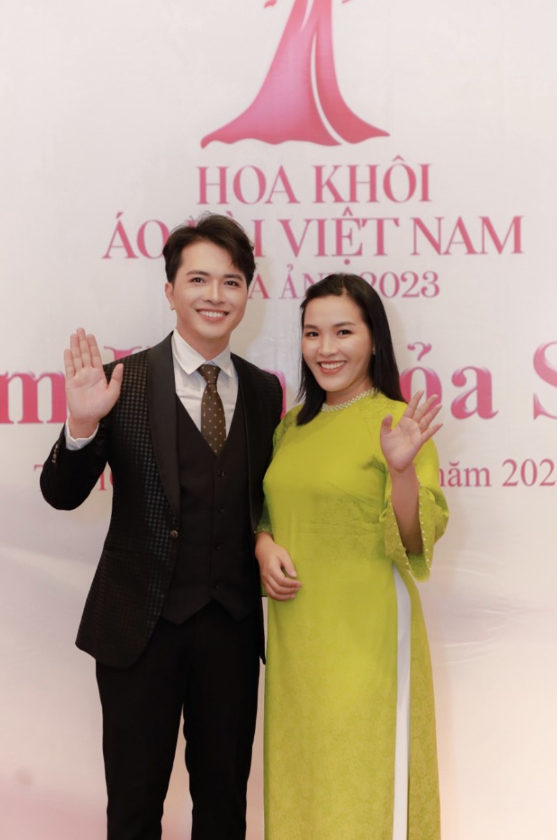 CEO Đinh Quang Khánh cùng giám đốc truyền thông Hoa Sen Media Lê Thị Bảo Trâm.