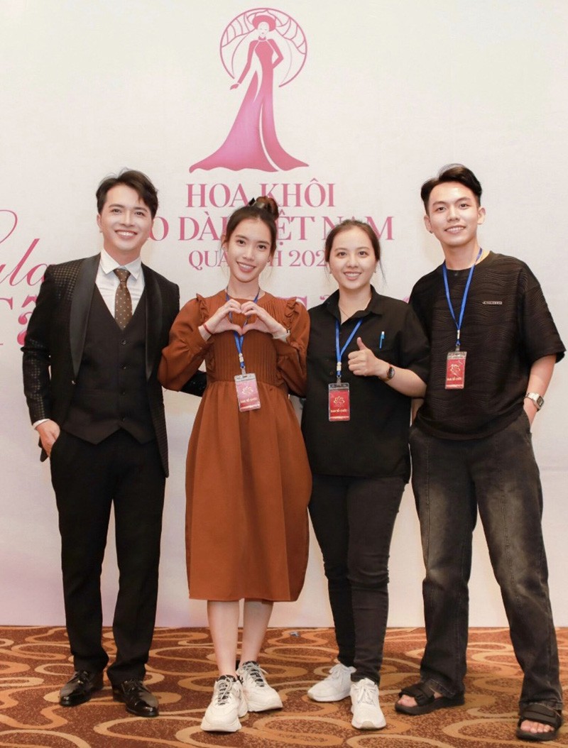Doanh nhân Đinh Quang Khánh (Ngoài cùng bên trái) cùng Team Công ty Hoa Sen Media mỗi sự kiện một dấu ấn.