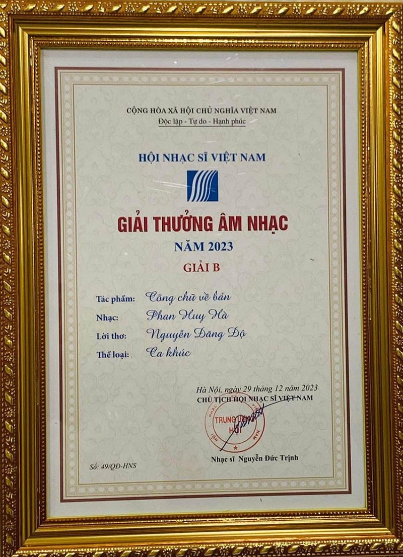 Bài thơ ‘Cõng Chữ Về Bản’ của Nhà thơ Nguyễn Đăng Độ đã đi vào ca khúc xuất sắc đạt giải thưởng âm nhạc 2023