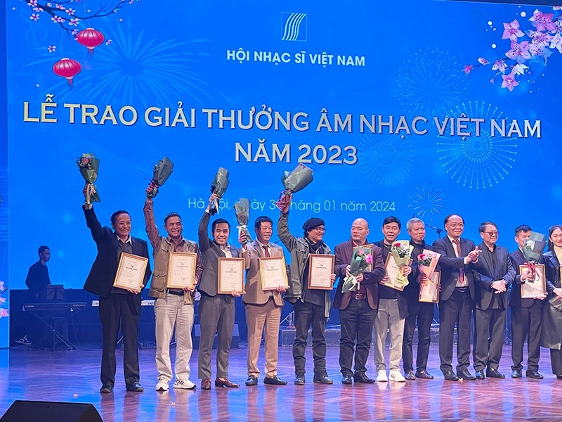 Nhà thơ Nguyễn Đăng Độ và Nhạc sỹ Phan Huy Hà cùng các tác giả xuất sắc tại Lễ trao giải thưởng âm nhạc Việt Nam năm 2023.