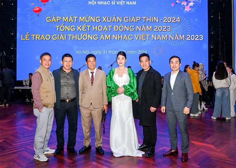 Một số văn nghệ sĩ chúc mừng Nhà thơ Nguyễn Đăng Độ và Nhạc sỹ Phan Huy Hà.
