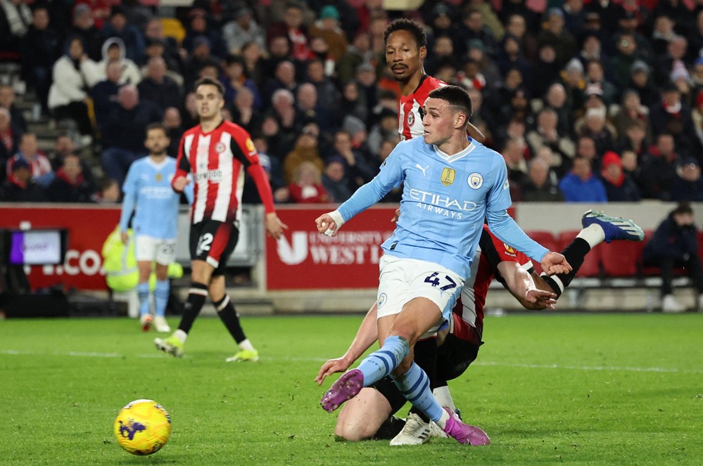 Phút 70, Foden phối hợp ăn ý với Haaland và kết thúc chính xác hoàn tất cú hat-trick của riêng mình