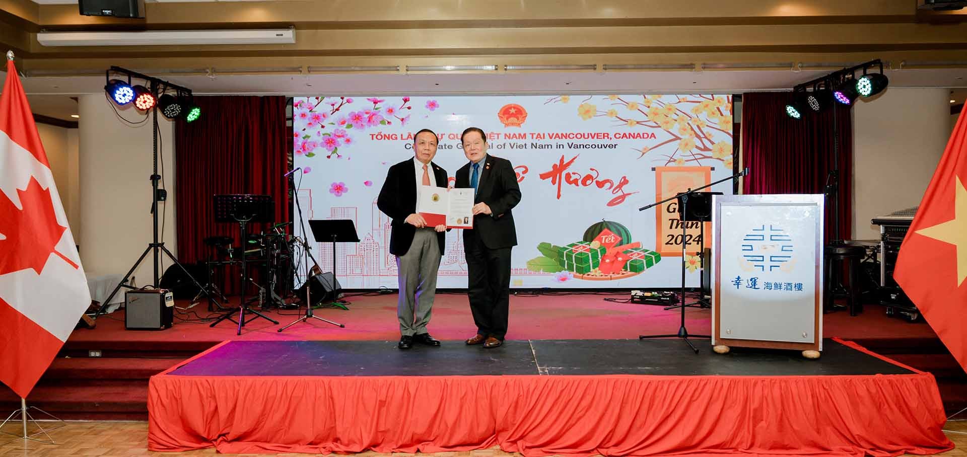 Thượng nghị sĩ Victor Oh trao kỷ niệm chương cho Tổng Lãnh sự Nguyễn Quang Trung.