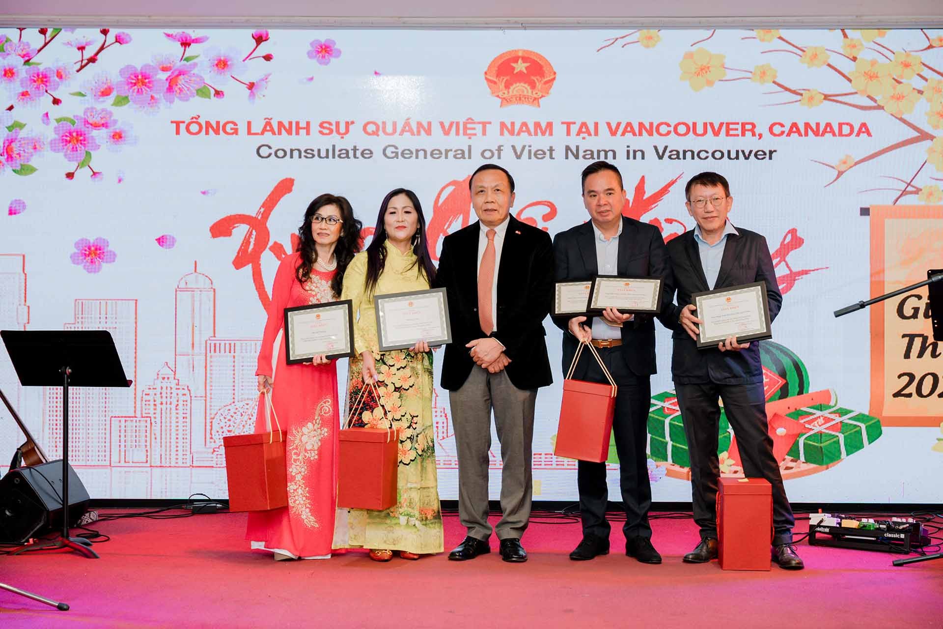 Tổng lãnh sự Nguyễn Quang Trung trao tặng giấy khen ghi nhận sự đóng góp tích cực, hiệu quả của VCBA và của một số cá nhân tiêu biểu trong việc tăng cường quan hệ hợp tác hữu nghị Việt Nam-Canada