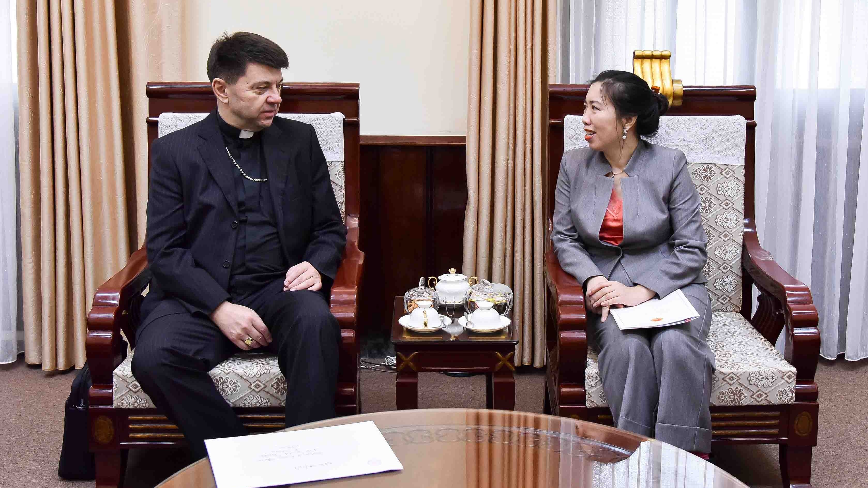 Thứ trưởng Ngoại giao Lê Thị Thu Hằng tiếp Đại diện Thường trú đầu tiên của Tòa thánh Vatican tại Việt Nam