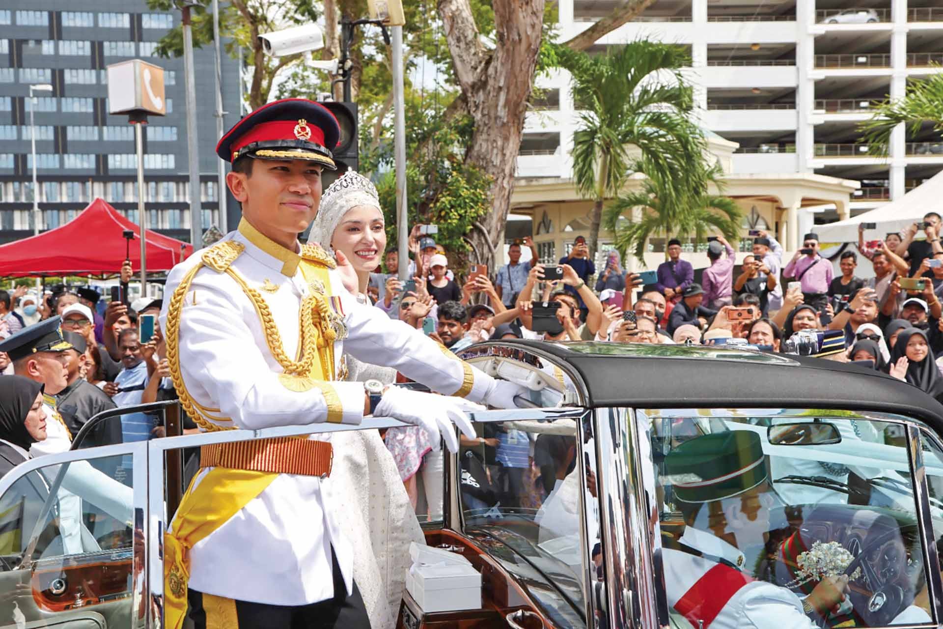 Đoàn xe chở Hoàng tử Mateen và Công nương Ashina diễu hành trên phố. (Nguồn: Instagram)