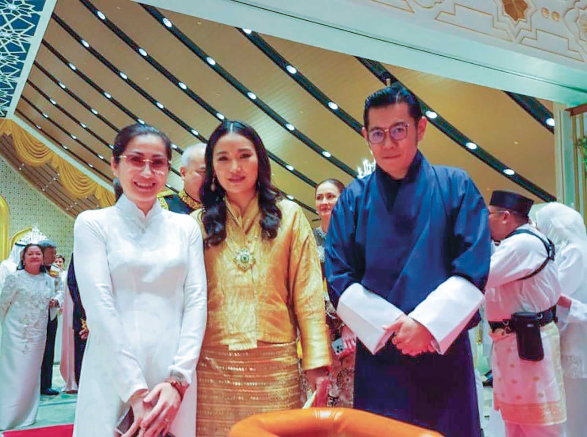 Phu nhân Lê Thị Hồng Ngoan (ngoài cùng, bên trái) cùng Quốc vương Bhutan Jigme Khesar Namgyel Wangchuck và Hoàng hậu Jetsun Pema tại sự kiện. (Ảnh: TGCC)