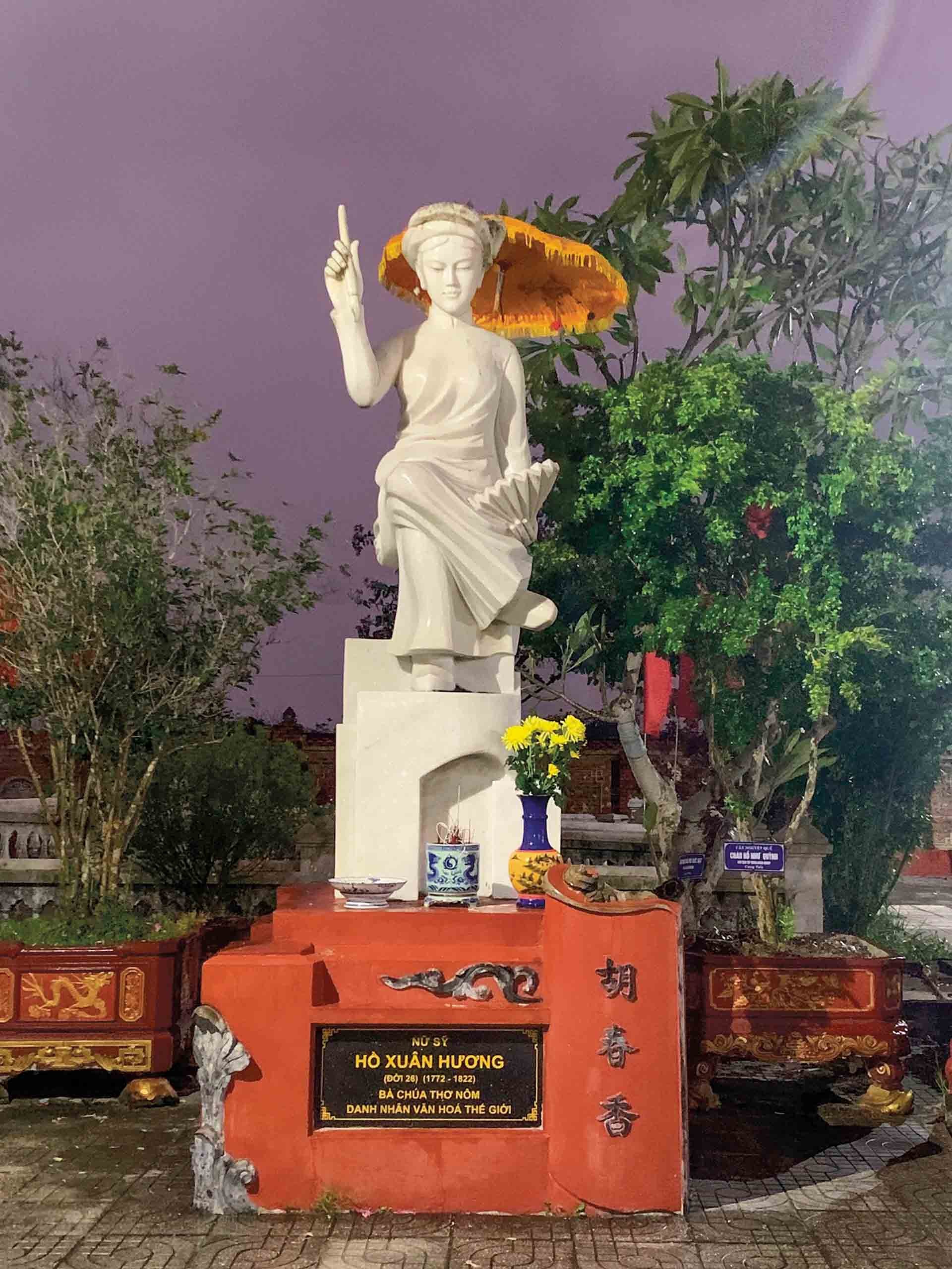 Tượng nữ thi sĩ Hồ Xuân Hương ở Quỳnh Đôi. (Ảnh: Hà Anh)
